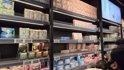 胖东来卫生巾遭哄抢？记者实探：卫生巾区货架半空，有人异地代购