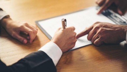 男子拒绝调岗至离家90公里城市工作被解除合同 法院：有违公平合理原则，公司赔5万元