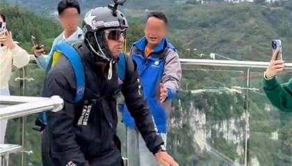 视频疯传!外国男子云南跳伞开伞失败,急速坠落?景区澄清:视频不完整,开伞成功了