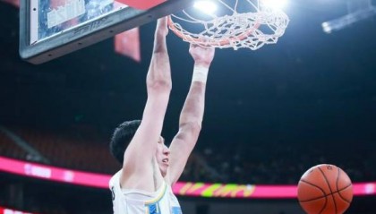 首战旧主!周琦仅10+4 攻防两端遭莫兰德压制