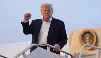 特朗普改口称不寻求连任总统，并点名了两个接班人