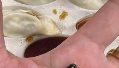 “水饺吃出铁丝”！为删差评，商家竟盗用消费者微信头像捏造聊天记录