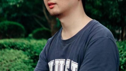 “初恋在读博时去世”，湖北小伙领奖台上讲述自己的爱情故事感动全网