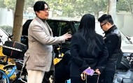 李湘王岳伦现身北京街头被偶遇!二人悠闲聊天离婚后依旧相处融洽