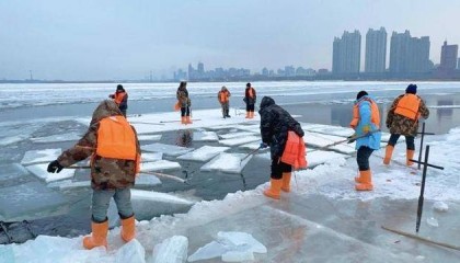 松花江上的父子和兄弟:凌晨零下20度出门采冰,月入万元