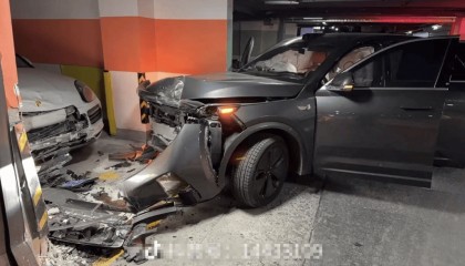保时捷停车库被撞成事故车 疑因肇事理想车开启智驾模式