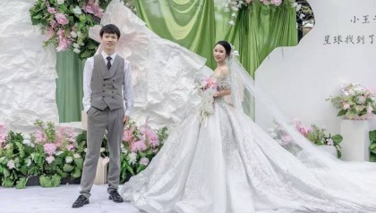 岳阳情侣连续9年在家乡千年古樟树下合影,今年国庆终修正果:希望爱情像古树一样长久