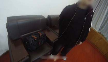 浙江一男子副驾堆了88万现金，亲戚报警了…