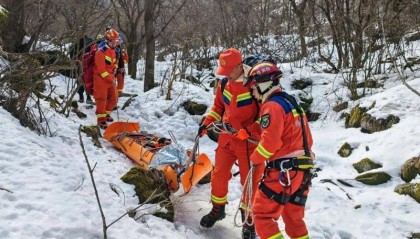 西安一大学生登山途中不慎坠崖 当地出动直升机救援