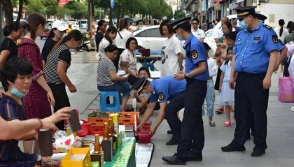 为什么国家允许摆地摊,城管却不让?背后究竟有何原因?