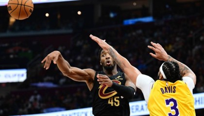 詹姆斯26分米切尔24+7 湖人不敌骑士吞下两连败