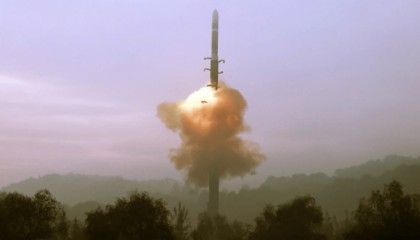 三消息:朝鲜最担心的发生!4.2万大军火速出动;中方专机落地东京