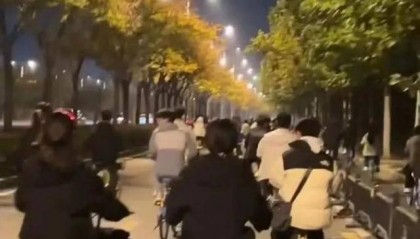 “50公里夜骑开封拿下!”共享单车怎么办?企业回应