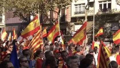 “要独立,不要统一!”40万人冲上街头示威,上演罕见一幕