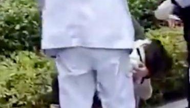 南充一3岁女童从13楼坠下 父亲：带女儿做保洁不幸出意外，现已做手术还在ICU观察