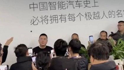 都是裁员,极越CEO夏一平被围堵,为何丁磊却能“体面”离场?