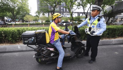 交警：您知道这是什么车吗？骑手：不是电动车吗？交警：是电摩