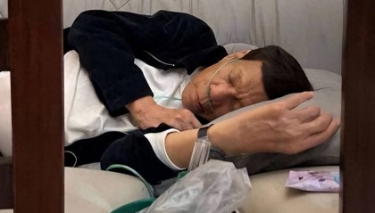 杜特尔特撑不住了,莎拉收到紧急通知,父亲在拘留所昏倒在地,莎拉喊话放他回家!