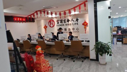 老人架不住保险员“执着”，花6万给孙女买“上大学返钱保险”，发现到孩子80岁才能返完本金