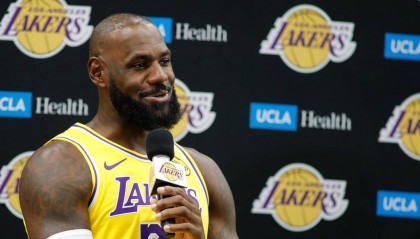 这么突然？詹姆斯更新社媒 明日零点发布重要决定