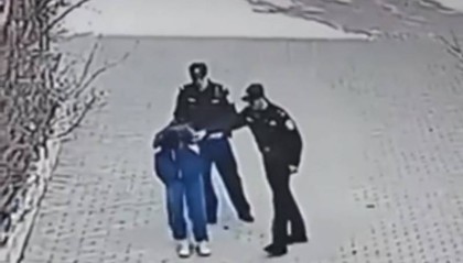 派出所副所长踢打学生牵出案中案!教育部门回应校园霸凌传闻