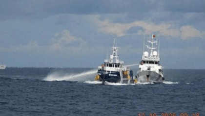 南海爆发激烈对峙，菲方主力舰高速飙船，迎头撞上中国海警艇