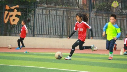 青岛校园足球交流赛：以球会友，共促成长