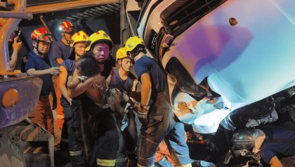 100吨砂石下“死里逃生”,密云一家四口走进消防站送锦旗