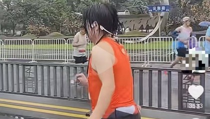 女子跑全马鞋子脱胶、赤脚完赛,特步客服:三包期限90天,“不建议用水久泡”