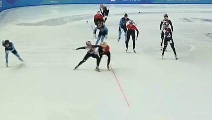 韩国队伸手犯规！王濛怒斥：这么多年了，还是不扒拉不会滑冰