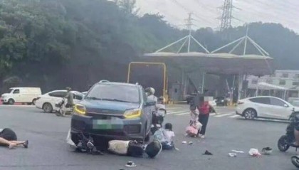 广州白云区一车辆撞倒学生,家长建议加装红绿灯