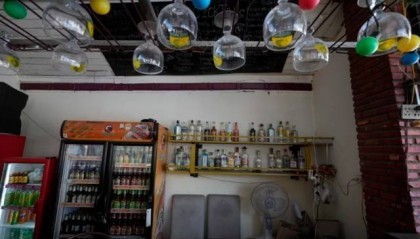 6名外国游客疑似喝掺有甲醇的“假酒”身亡,老挝政府:深感悲痛