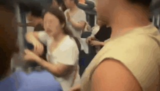 砸窗事件后，官方推出三篇文章：打倒破窗者……