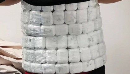 “腹肌男”过海关被查！腰上竟然绑着100个耳机！