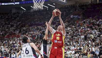 “第二篮筐”张子宇的无敌天赋亦有隐忧，中国女篮如何打磨“巨星胚子”？
