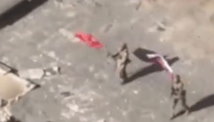 堡垒弗勒达失守真相曝光！14辆无人车自爆炸开血路，乌军王牌崩溃