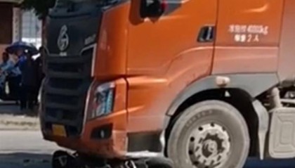 广西贵港一大货车与电动车相撞,殡仪馆称曾到场接遗体