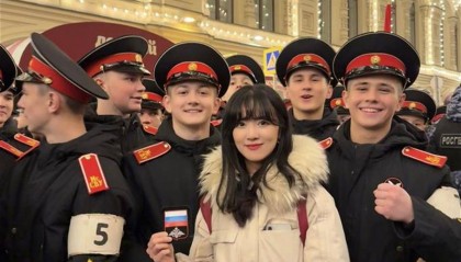 红场阅兵彩排暖心一幕:偶遇俄罗斯小孩哥送出袖章,中国留学生追着送上中国结作为回礼