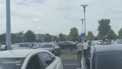 “司机吓懵了”,停车场内一比亚迪绕圈不止疑失控,成都警方:已处理
