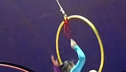 南宁一女杂技演员表演时绳断坠落，当地称人没事！道具系网购