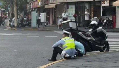 上海街头男孩崩溃大哭:爸妈要放弃我了!交警坐路边耐心安慰,网友泪奔