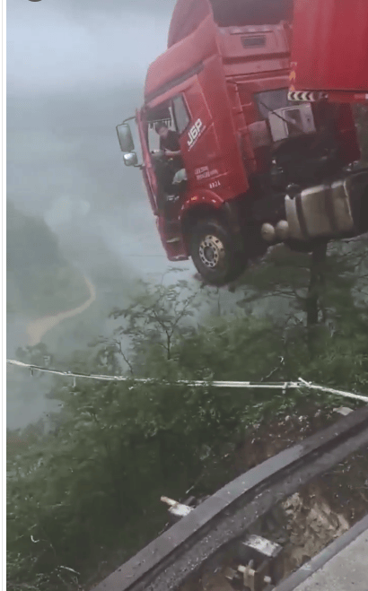 对话“卡车悬桥上”获救司机：感觉路面下沉，赶紧踩刹车！获救5小时后才平静下来