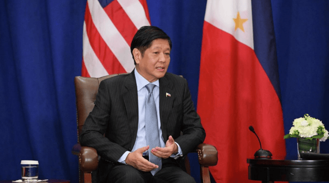 黄岩岛事件升级！菲律宾海警船冲撞中国海警，百米逼近挑衅，南海上演不寻常一幕！