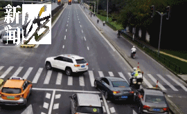 事发上海晚高峰！汹涌车流中，一男子绝望跳车，直奔民警而去……