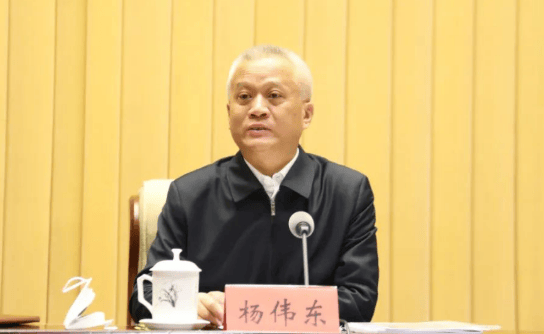 因工作变动,杨伟东辞去内蒙古自治区政协副主席职务