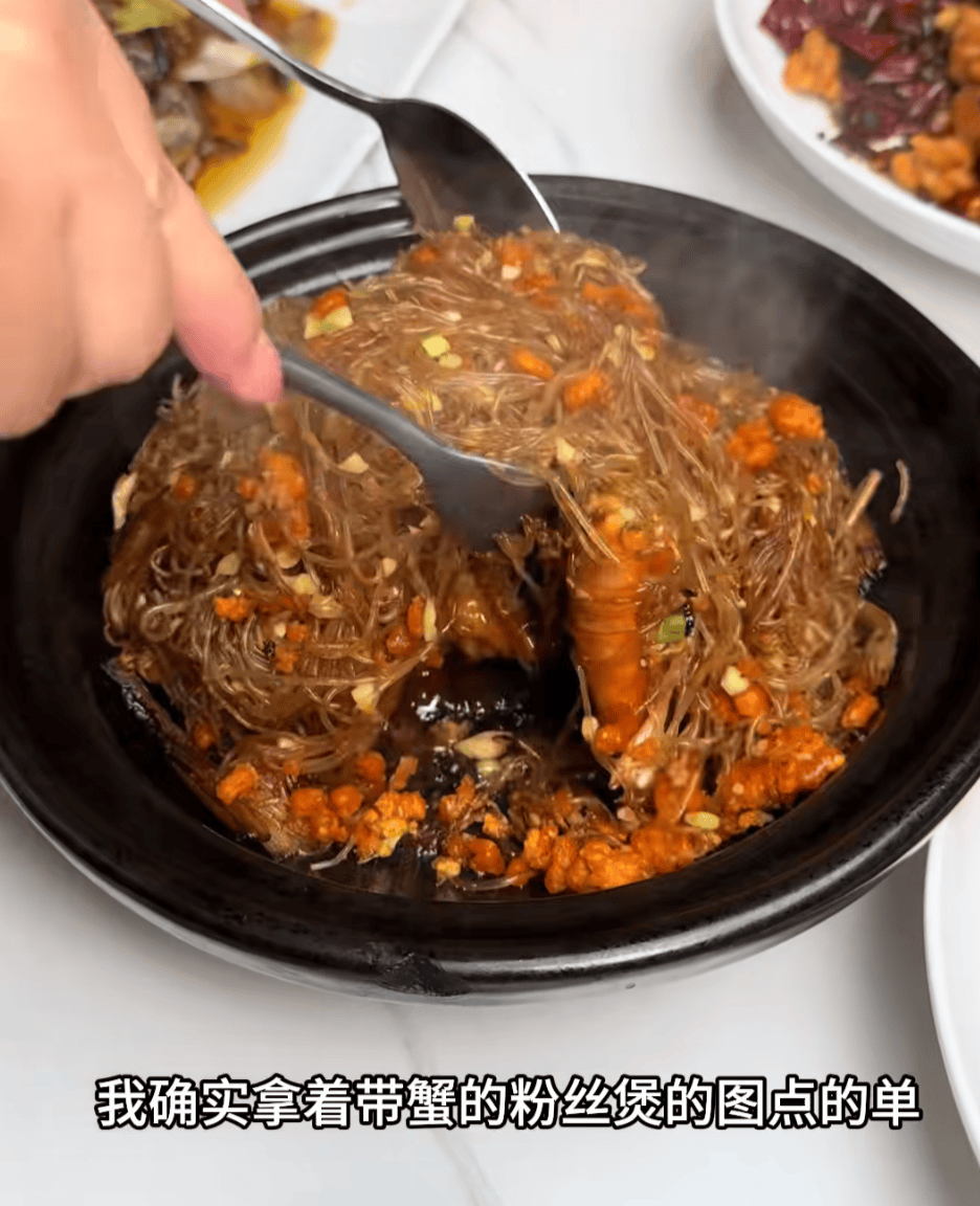 上海一女子点了个88元的菜,结账变358元!餐厅称服务员是新来的,食材是临时叫的外卖……