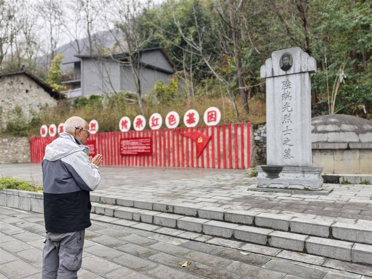 香港七旬老人重走长征路即将抵达终点,已走了246天约6000公里,朋友:看到各地的发展,他感觉震撼和自豪