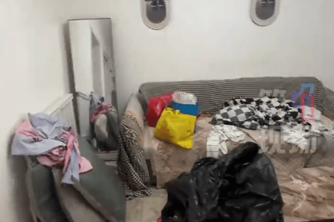 3女孩两个月将房子住“包浆”后跑路，5人花6小时才清理干净，房东：还欠700多元