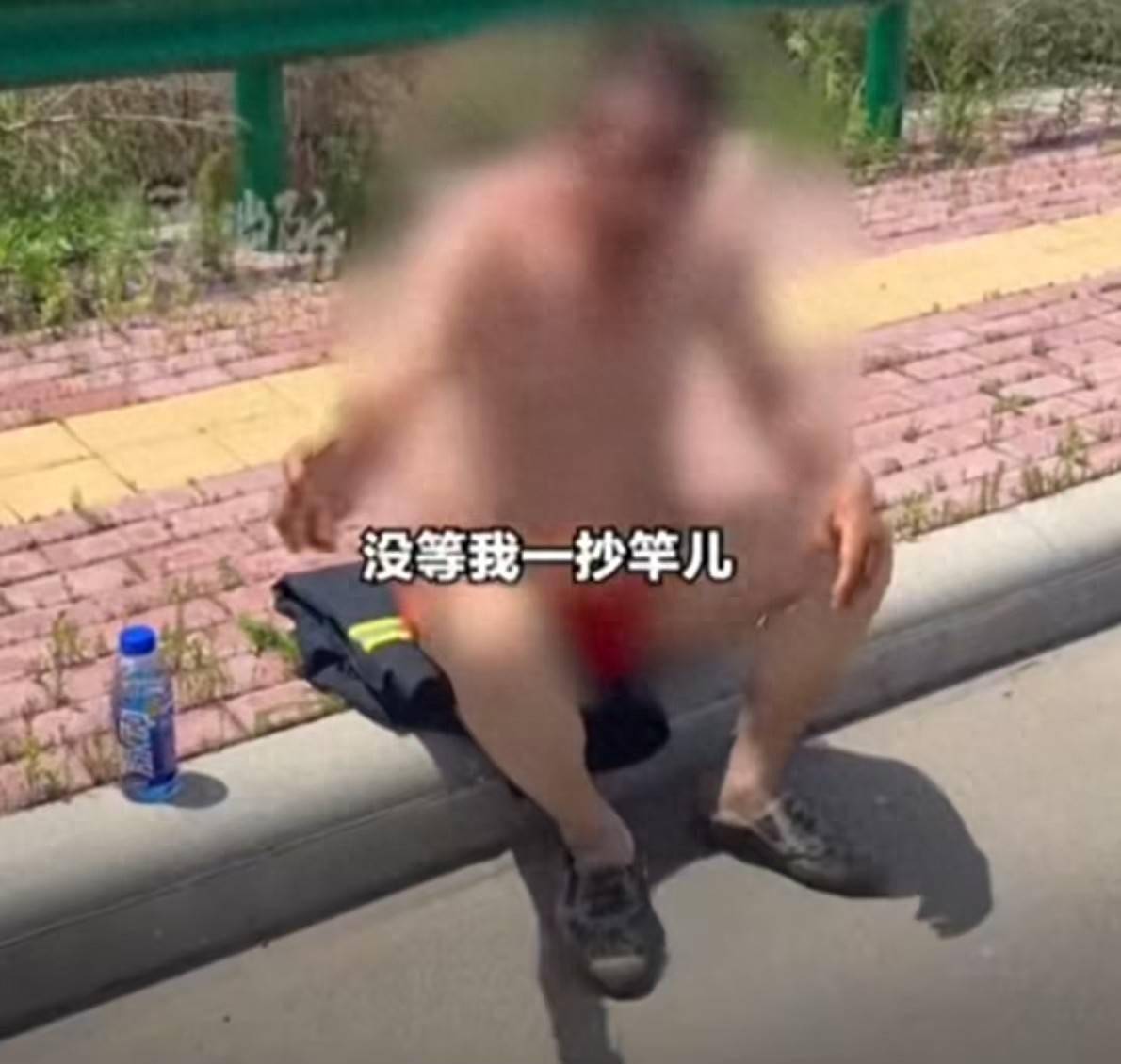 天津大爷钓鱼时鱼竿被鱼拽跑,脱衣服下河苦追5小时;脱险后开启单口相声模式,向消防讲述历险经过:差点游不回来了,竿值360元