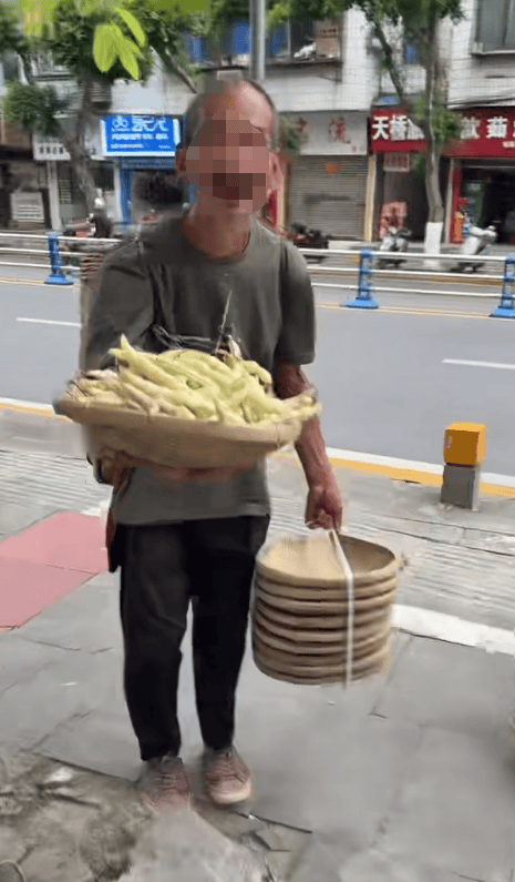 四川一大爷进城卖手工筲箕,卖不完就睡桥洞,拒绝好心女店主代卖,女店主干脆全部买下